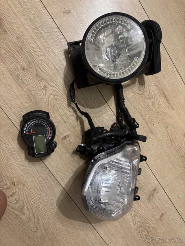 Univerzalni svetlo a budiky idealni na nahace nebo street.