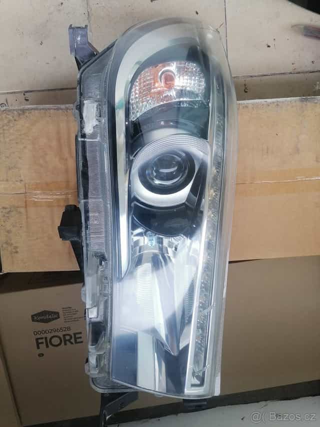 Prave přední světlo na Toyota Hilux mk8