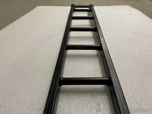Expediční žebřík na zadní dveře vozidla