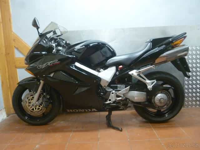 Honda VFR 800 V-TEC. rok 2002. Najeto 66858km.