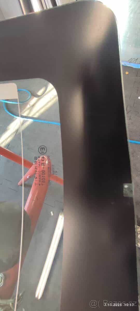 Prodám nové zadní sklo Ford Sierra sedan r.v: 87-92