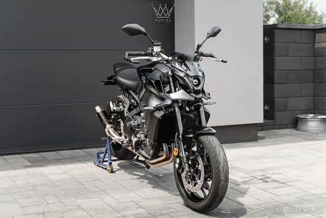 Yamaha MT-09 + Výfuk Akrapovič so zvodami