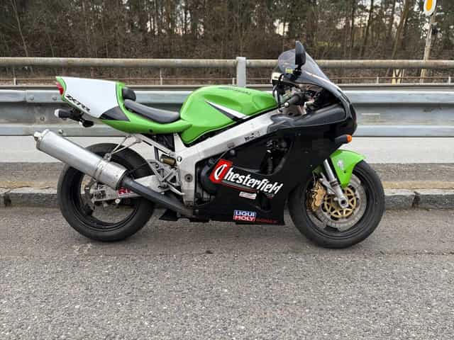 Kawasaki Zx7r superbike