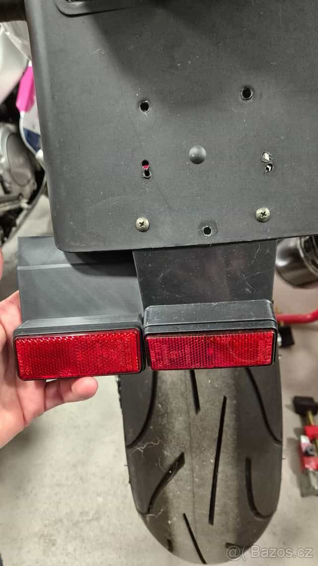 Originální odrazka včetně držáku pod RZ Yamaha R1 1.generace