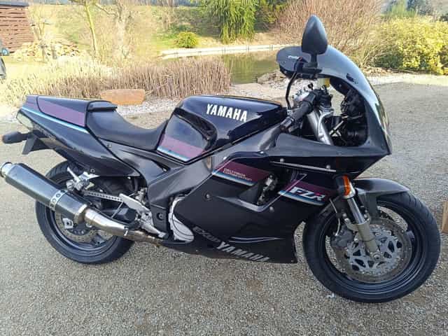 Yamaha FZR 1000 EXUP Top stav