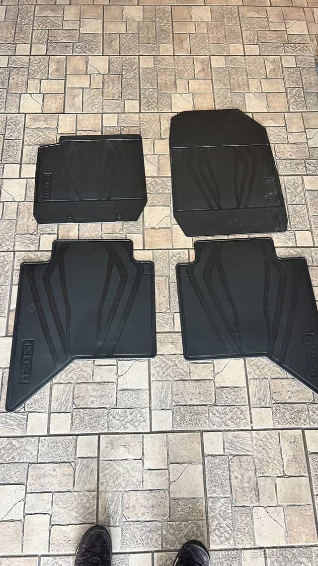 Isuzu D-MAX ,gumové koberečky