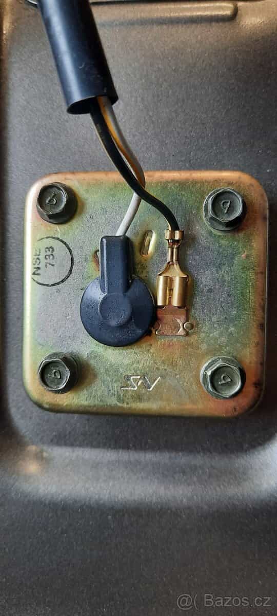 Kawasaki ZX 12R plovák hladiny benzínu