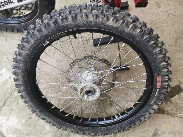 Honda CRF 250R, kompletní přední kolo.