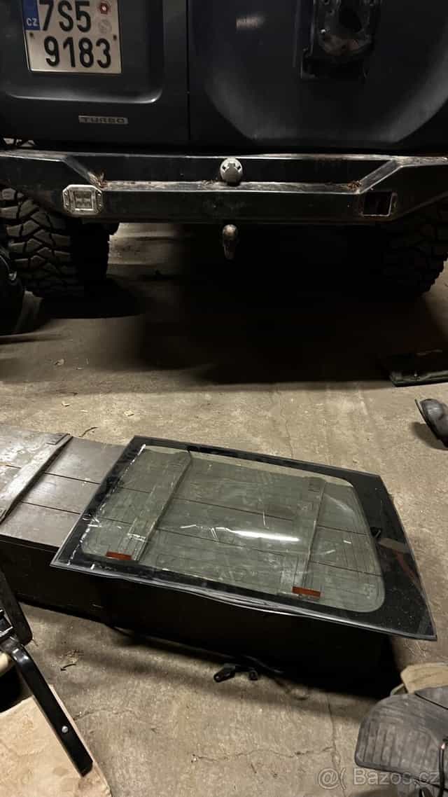 Nissan patrol y61 zadní prave okno dvere