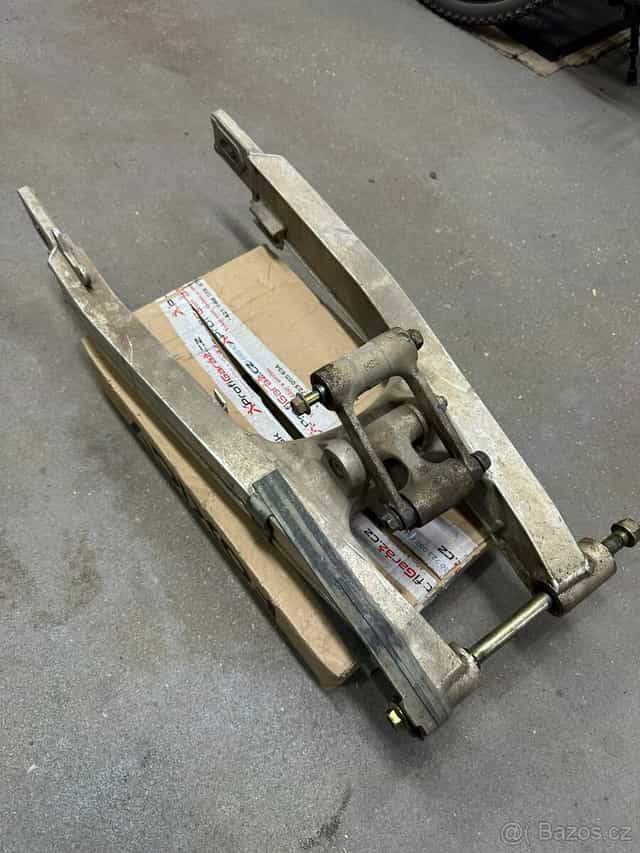 Kyvná vidlice s přepákováním - Honda XRV 750 RD04 r.v.90-92