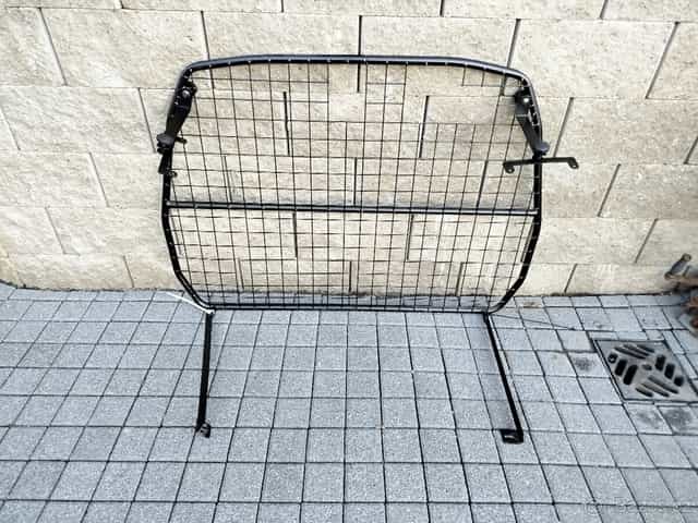 Suzuki Jimny dělící mříž nákladového prostoru