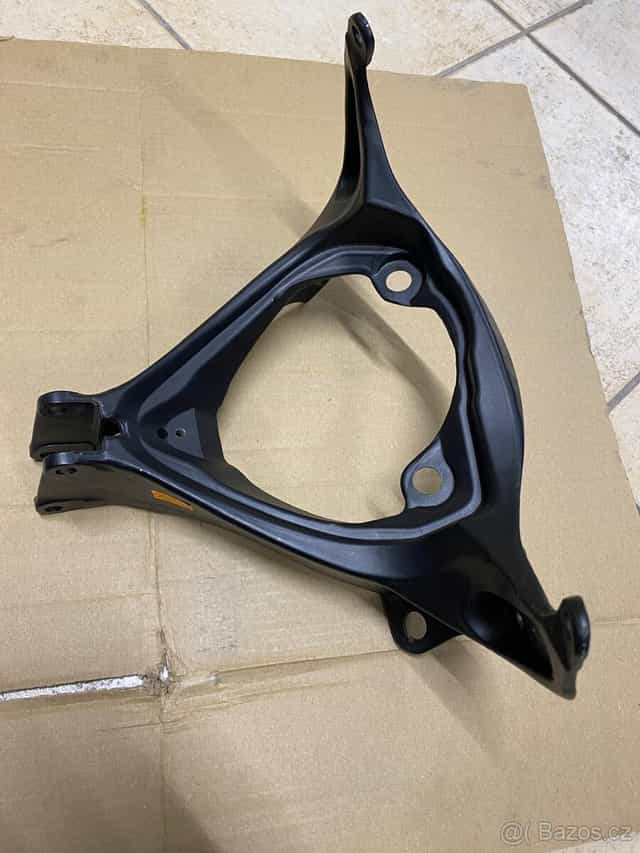 Držák (lešení) př. kapoty Suzuki GSXR1000R 07-08