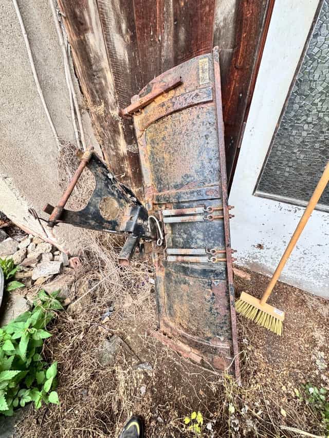 Sněhová radlice (pluh) pro čtyřkolku.