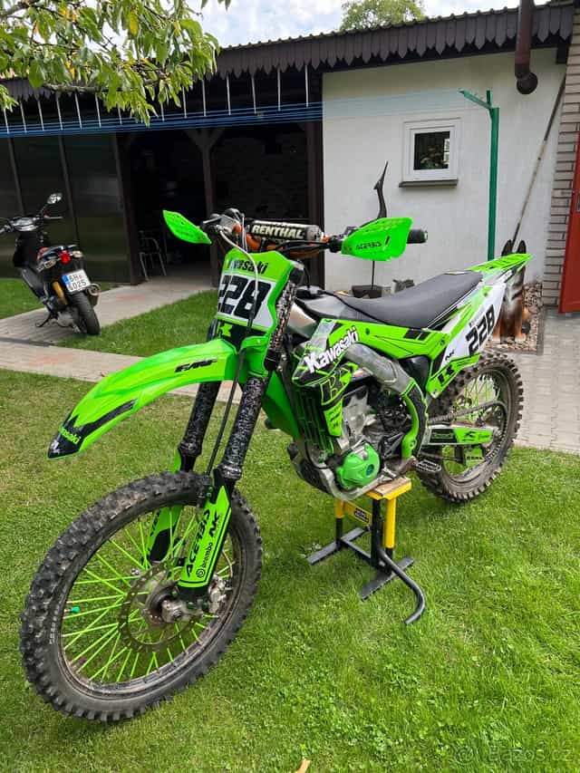 Kawasaki KXF 450 – výborný stav, připravená na sezónu
