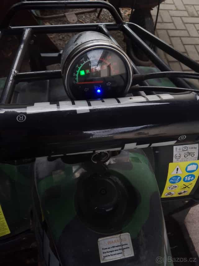 Terénní maskáčová čtyřkolka