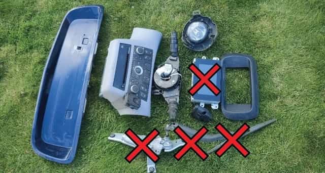 Nissan Primera Almera Tino Navara - radio kryt tlacidlo