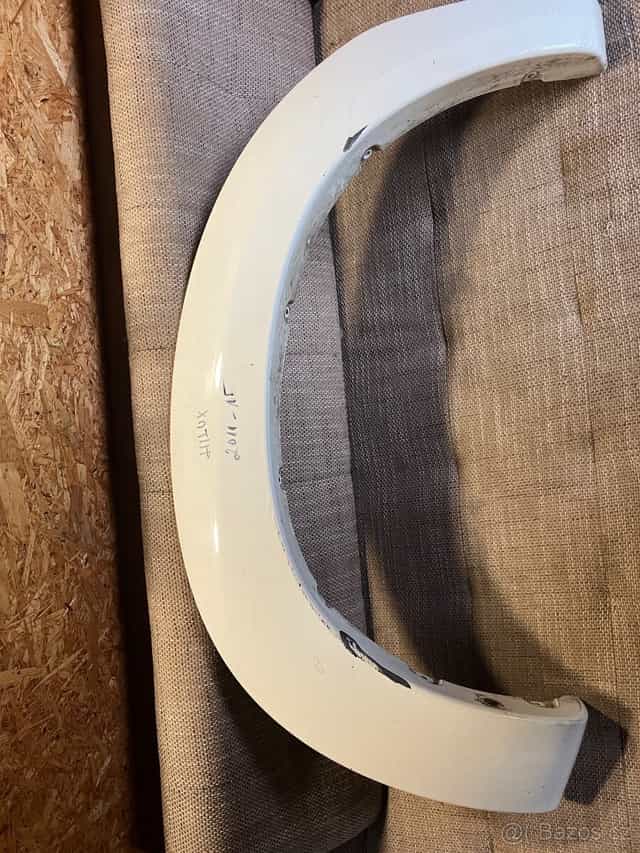 Toyota Hilux lemy blatníku