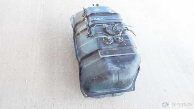 Toyota LC90 - Nádrž