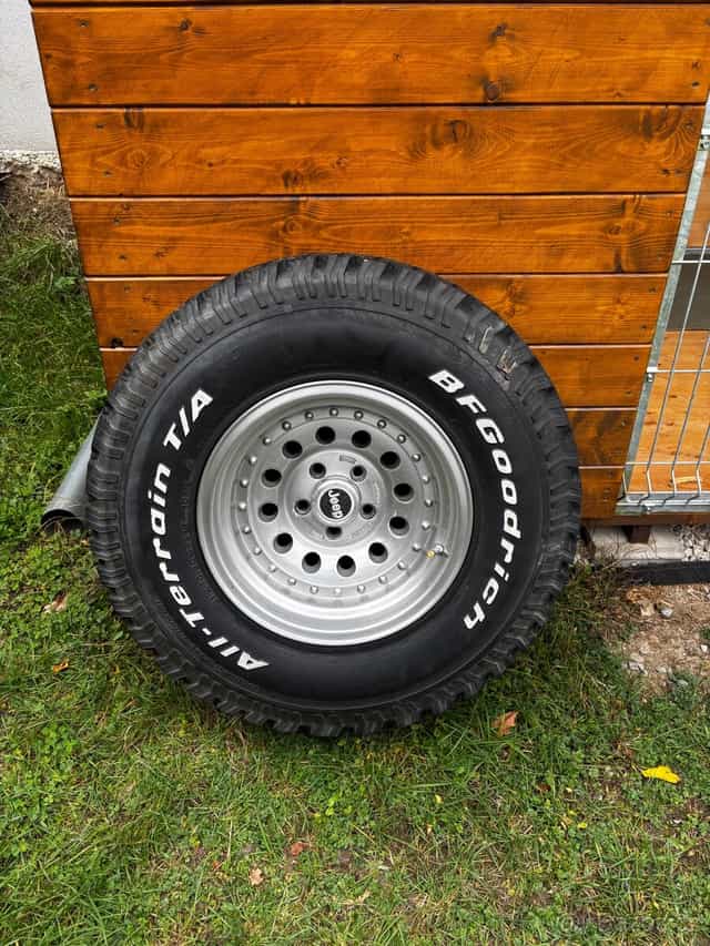 Kolo s nejetou pneu na jeep wrangler TJ