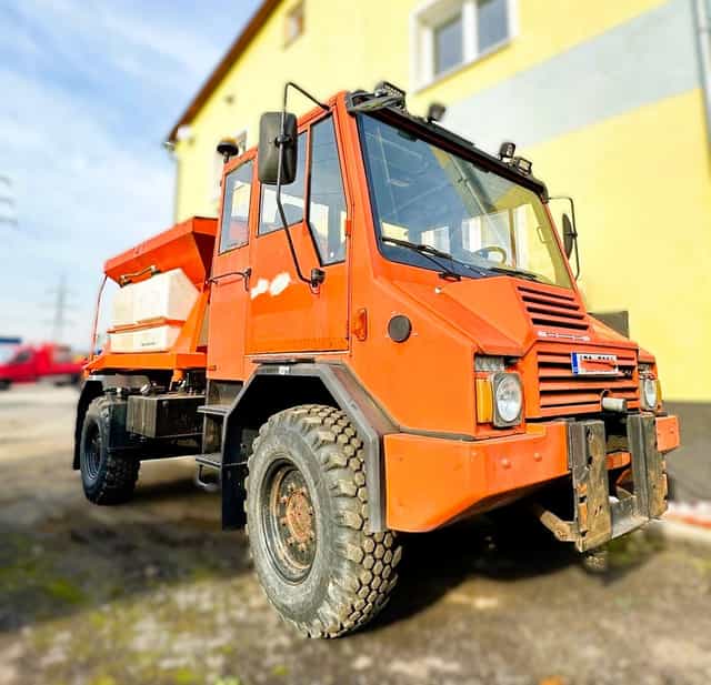 Praga UV 80 sypač s radlicí neboli český Unimog