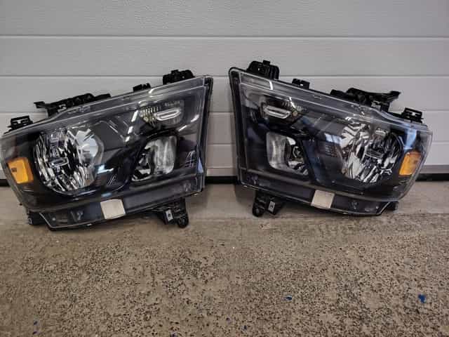 Přední světla Dodge Ram 1500 5.gen