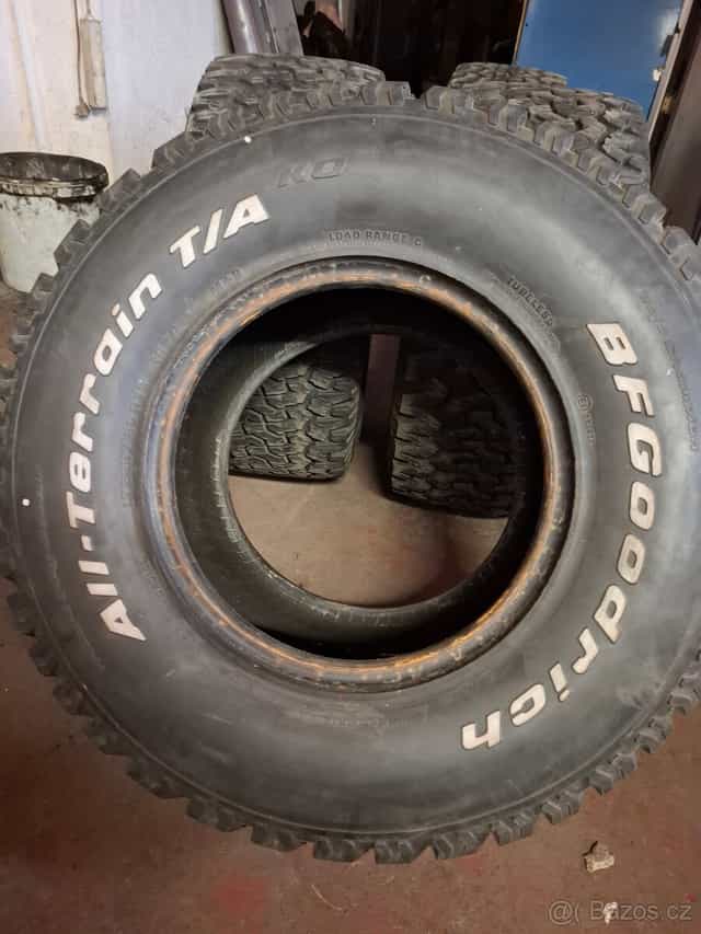 jeep wrangler prodam pneu 325/60/15 M+S