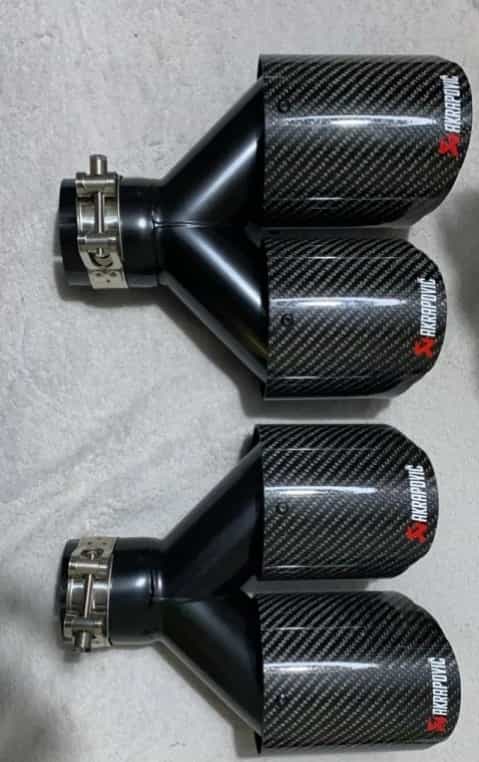 Nerezová koncovka výfuku  Carbon dizajn s  logom Akrapovič