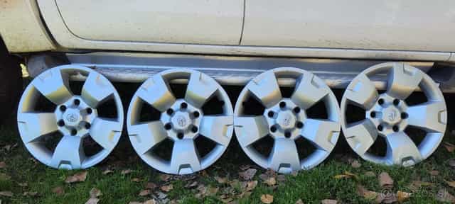 Predám puklice Toyota Hilux