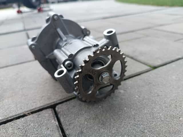 YAMAHA R1 2006 VODNÉ OLEJOVÉ ČERPADLO