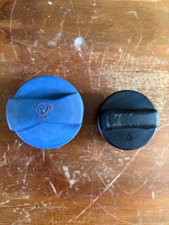 Viečko nádržky chladiacej kvapaliny a uzáver palivovej nádrž