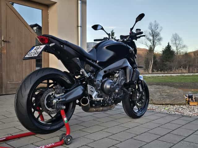 Yamaha MT-09 – 8/2022 – 14 900 km – matná čierna – perfektný