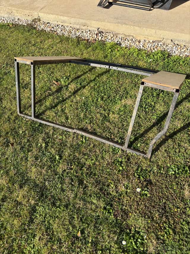 Vstavaný pracovný stôl Nissan patrol y61