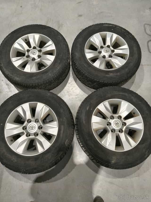 Pneumatiky s elektrónmi na Toyota Hilux