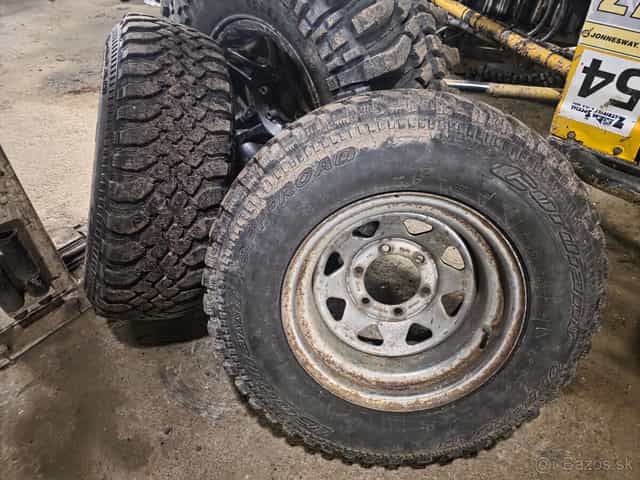 Offroad pneumatiky 235/75 R15 s diskami