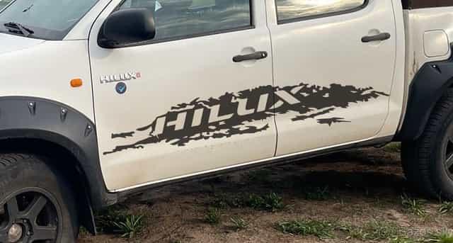 Pelepy nálepky na Toyota hilux 4x4