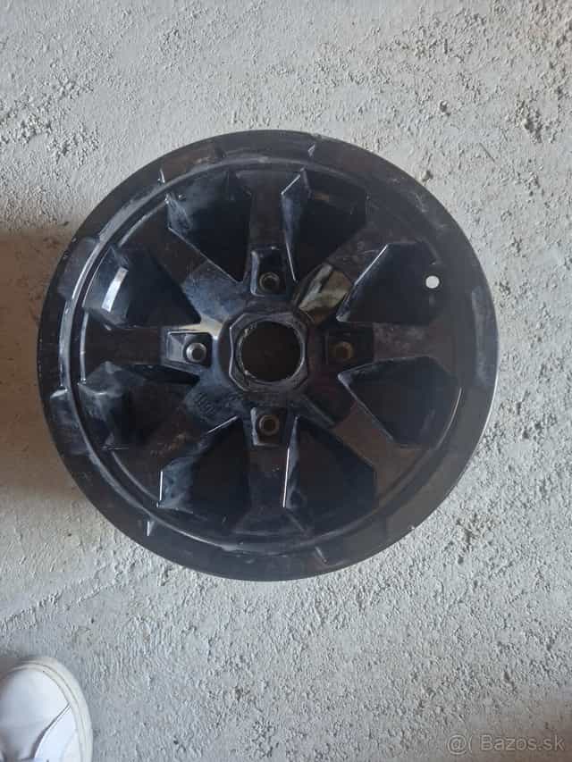 Predam disk na can am r14 4x136 zadny