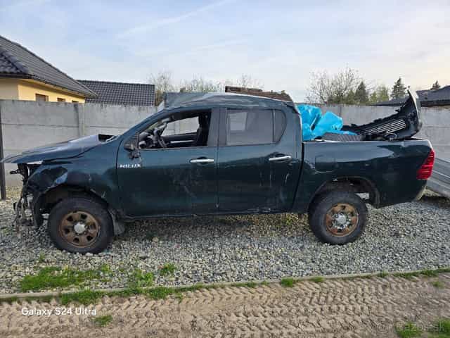 Predám havarovanú Toyota Hilux 2.4D, 110kW v celku/na diely