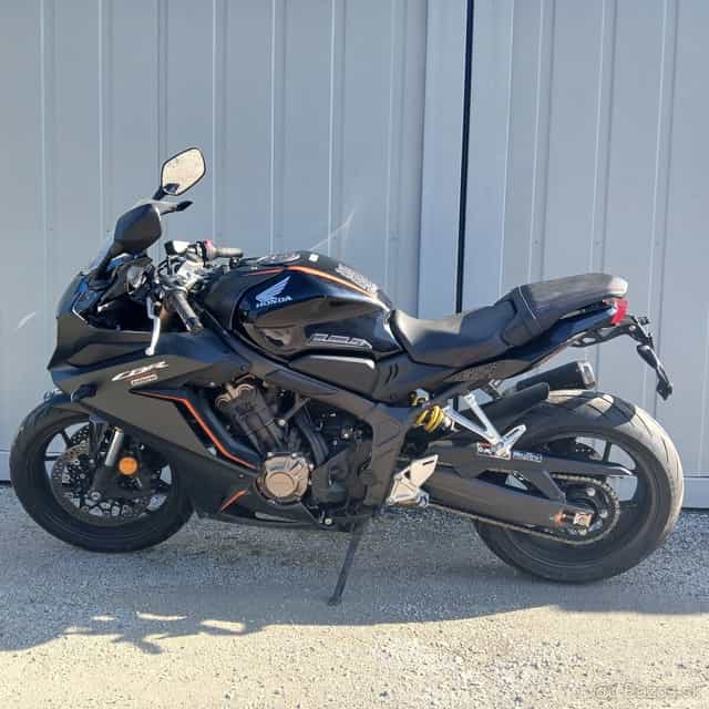 predám ľahko buchnutú Honda CBR 650R