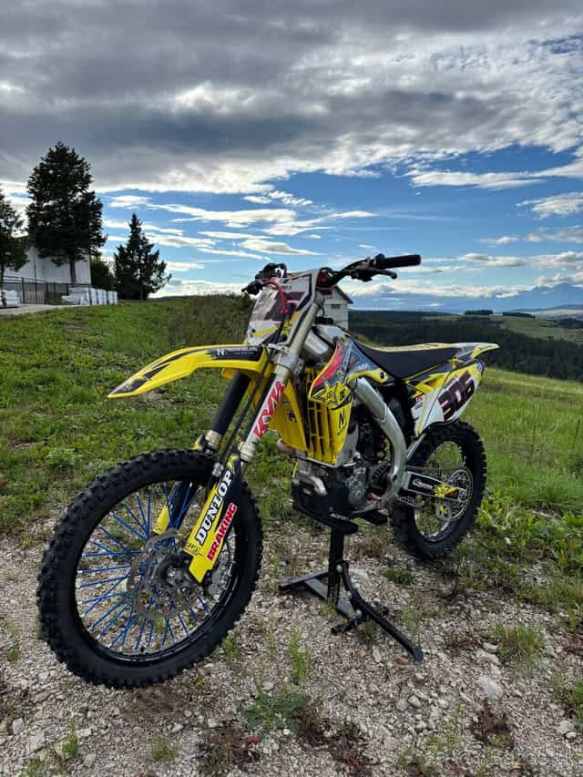 Suzuki rmz 250 , vstrek