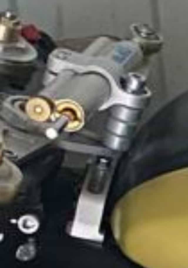 Tlumic rizeni Ohlins vcetne montazni sady na Yamaha R1 02-03