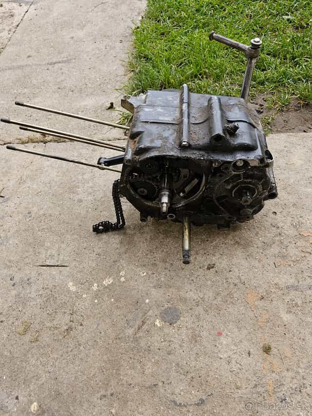 Motor pitbike 110ccm zo spodn.štartérom na náhradné diely.