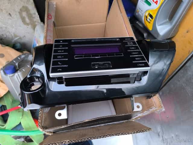 Autorádio s cd do Toyota Hilux VIII od 2015 - -Dohoda