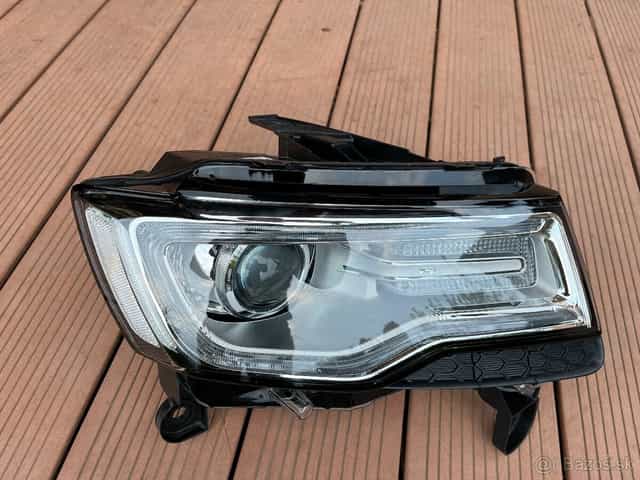 Predám pravý predný svetlomet Jeep Grand Cherokee WK2