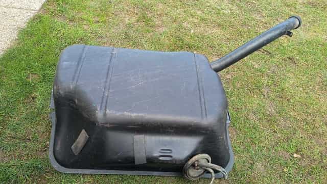 Palivová nádrž Audi GT Coupe B2