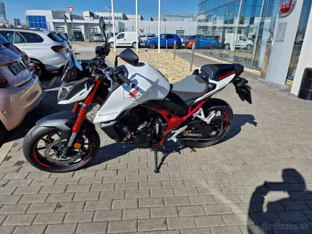 Honda CB750 Hornet 2023 - Premium výbava, Quickshifter
