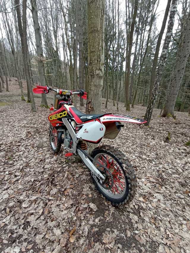 Predám Honda CR 250 v top stave 14mth žiadne vôle nič motork