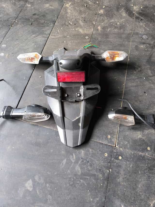 Kawasaki Z800 blatnik so smerovkami + predne smerovky