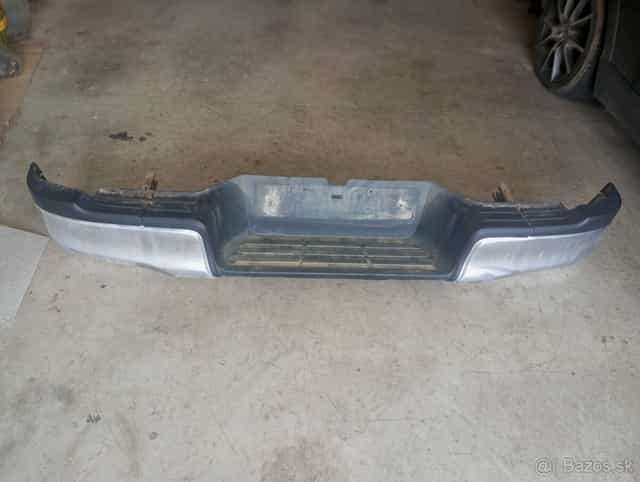 Toyota Hilux Revo 2019-originálny zadný nárazník chróm