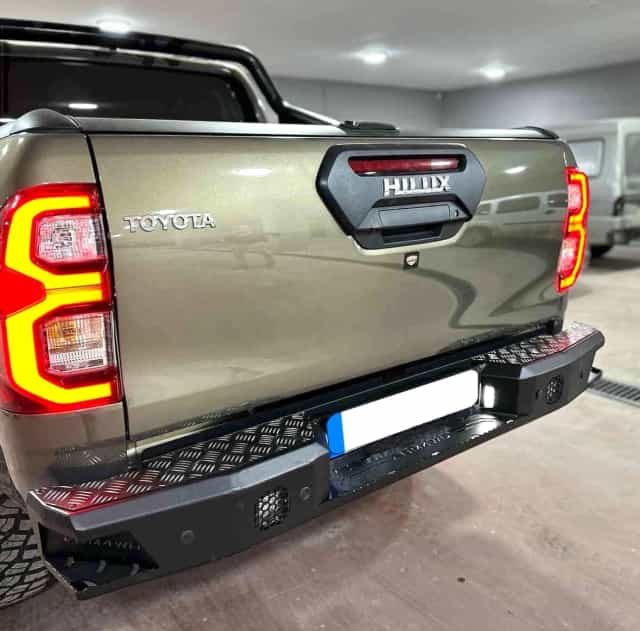 Pevnostný nárazník zadný Toyota Hilux