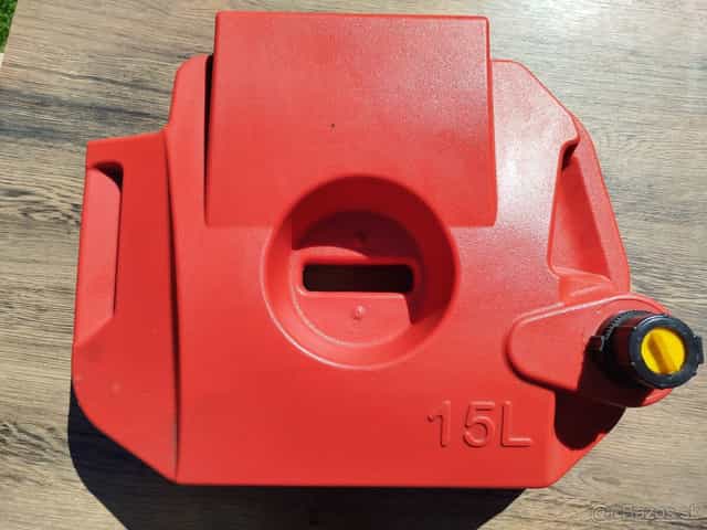 Kanister k boxu na BRP (Can-Am) Maverick X3 s kapacitou 15l.